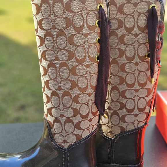 Coach tall boot Size 8. Khaki/Chestnut rubber. - Picture 2 of 6